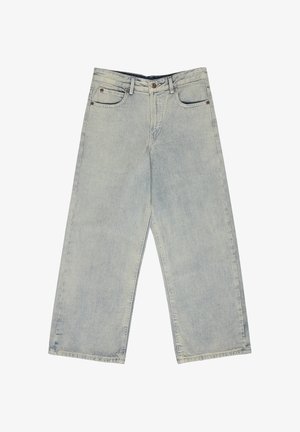 Lyseblå jeans med vide ben, frontknap, lynlås, bæltestropper og fem-lomme design, lagt fladt.