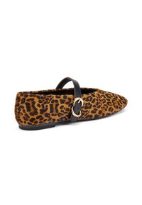 Zapato plano de estampado de leopardo con textura de piel, puntera afilada, tira de cuero negro con hebilla dorada y suela baja negra.