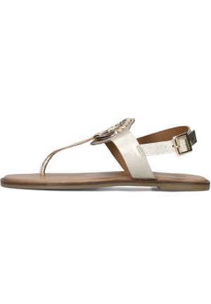 Gouden metalen sandalen met een gevlochten band over de tenen, verstelbare enkelgesp, platte zool en een bovenwerk van soepel leer.