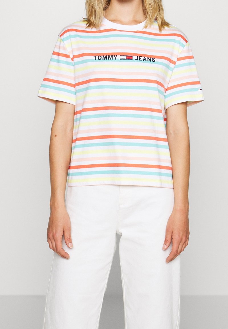 Gestreept t-shirt met korte mouwen in pastelkleuren, met geborduurd "TOMMY JEANS" logo. Gemaakt van zachte stof met een ontspannen pasvorm.