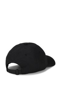 Cappello nero in tessuto con visiera curva e cinturino regolabile. Presenta fori di ventilazione cuciti e una texture liscia.