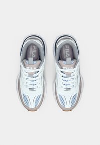 Λευκά και γκρι αθλητικά παπούτσια με υφασμάτινο σχέδιο, που διαθέτουν πάνελ από δίχτυ, κλείσιμο με κορδόνια, επενδεδυμένη γλώσσα και λαστιχένια σόλα. Λογότυπο της μάρκας στη φτέρνα.