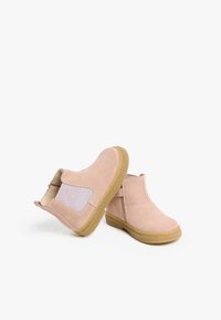 Stivaletti alla caviglia in suede rosa con pannello laterale elasticizzato e suola in gomma. Design con punta arrotondata e dettagli in cucitura sulla tomaia. Texture morbida.