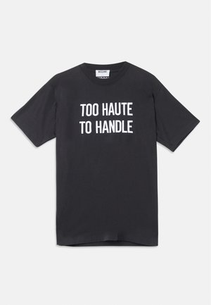Sort bomulds t-shirt med korte ærmer og rund halsudskæring, der har hvid tekst der står "TOO HAUTE TO HANDLE" på forsiden.