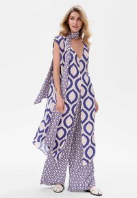 Maxi sukienka z głębokim dekoltem w kształcie V, ozdobiona fioletowym i białym geometrycznym wzorem, z luźnymi rękawami i dopasowanym szalikiem. Miękka, lekka tkanina.