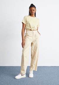The North Face ZUMU TEE - T-shirts med print - gravel