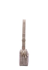 Borsa a spalla in tela beige con motivo logo, hardware dorato, chiusura con doppia cerniera e tracolla regolabile con branding.