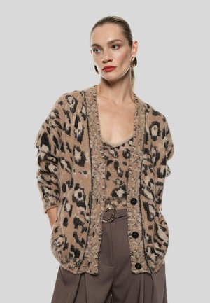 Cardigan con stampa leopardata in tonalità marrone e nera, caratterizzato da una vestibilità rilassata, apertura frontale, due tasche e grandi bottoni neri. Tessuto a maglia testurizzato.