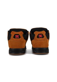 Braune Wildledersneaker mit schwarzen Mesh-Akzenten und einem roten Logo an der Ferse. Verfügt über ein elegantes Design, gepolsterten Kragen und Gummisohle.