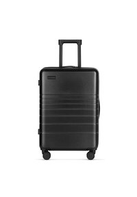 Schwarzer Hartschalenkoffer mit glatter Oberfläche, horizontalen Rillen, ausziehbarem Griff und vier Rädern für einfache Mobilität.