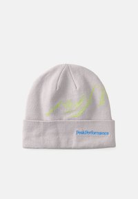 Gorra de lana gris con un dobladillo que presenta un diseño de contorno de montaña verde y el texto azul "PeakPerformance" en el lateral.