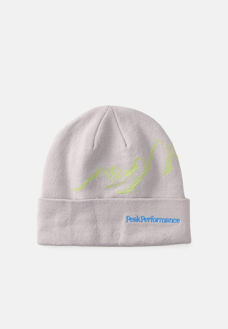Gorra de lana gris con un dobladillo que presenta un diseño de contorno de montaña verde y el texto azul "PeakPerformance" en el lateral.