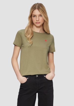 Olijfgroen katoenen t-shirt met korte mouwen en ronde hals, met een kleine rode hartje geborduurd op de linkerkant van de borst.