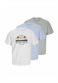 Kolme lyhythihaista t-paitaa, värit valkoinen, vaaleansininen ja vaaleanvihreä; puuvillamateriaali; valkoisessa paidassa on graafinen kuva palmuista ja auringonlaskusta.