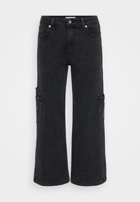 Calças cargo de denim preto com pernas largas, apresentando bolsos frontais e bolsos laterais cargo. Textura suave e design clássico de cinco bolsos.