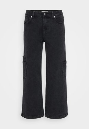 Zwarte denim cargobroek met brede pijpen, voorzien van voorzakken en zijcargozakken. Glad textuur en klassiek vijf-zakken ontwerp.