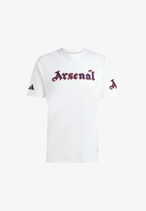 Witte katoenen t-shirt met grote rode en marineblauwe "Arsenal" tekst op de voorkant. Korte mouwen met marineblauwe Adidas strepen op de linker mouw.