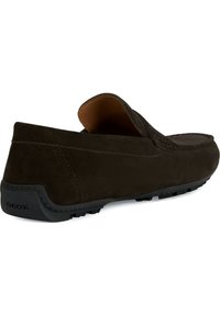 Braune Wildleder Slipper mit gesticktem Design, hellbrauner Innenausstattung und strukturiertem Gummisohle mit dem Geox-Logo auf der Ferse.