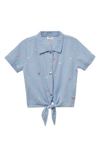 Korte mouwen blauwe blouse met bloemen- en aardbei borduursels. Heeft een knoopsluiting aan de voorkant en een gestrikt detail aan de onderkant.