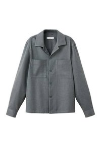 Camisa gris de botones con cuello de muesca, dos bolsillos frontales y mangas largas. Fabricada en una tela suave con una textura lisa.
