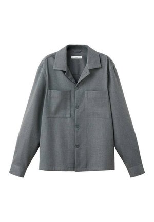 Grijze button-up shirt met een gekartelde kraag, twee voorzakken en lange mouwen. Gemaakt van een zachte stof met een gladde textuur.