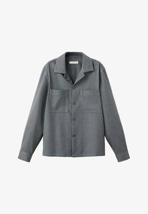 Grijze button-up shirt met een gekartelde kraag, twee voorzakken en lange mouwen. Gemaakt van een zachte stof met een gladde textuur.
