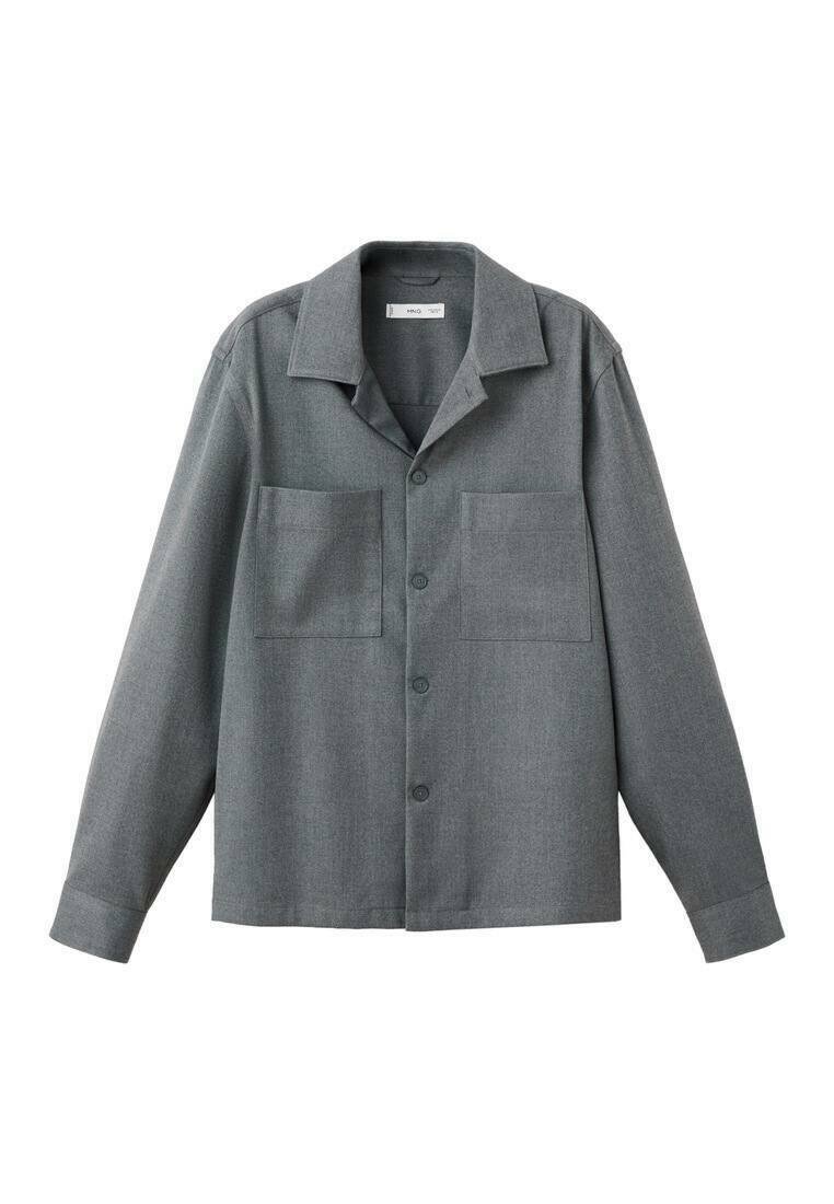 Grijze button-up shirt met een gekartelde kraag, twee voorzakken en lange mouwen. Gemaakt van een zachte stof met een gladde textuur.