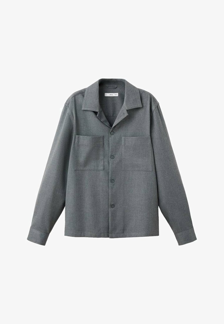 Grijze button-up shirt met een gekartelde kraag, twee voorzakken en lange mouwen. Gemaakt van een zachte stof met een gladde textuur.