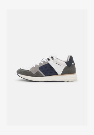 Sneaker in einer Kombination aus weißen, grauen und marineblauen Materialien, darunter Wildleder und Mesh. Niedriges Profil mit strukturierten Akzenten.