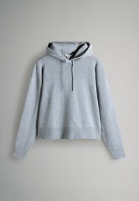 Sudadera con capucha de color gris claro hecha de tela suave con capucha ajustable mediante cordones, puños y dobladillo acanalados. Presenta un ajuste relajado y sin patrones visibles.