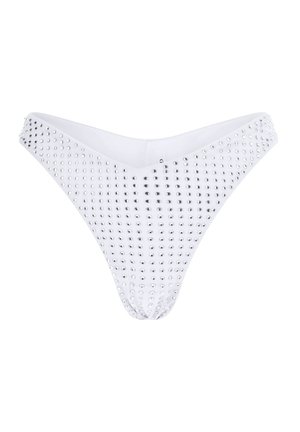 Bas de bikini blanc orné de clous en argent, doté d'un design bas et d'une texture lisse, mettant en valeur son détail réfléchissant.