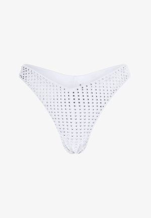 Parte inferiore di bikini bianca decorata con borchie argentate, presenta un design a vita bassa e una superficie liscia, che esalta i dettagli riflettenti.