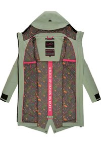 Giacca con cappuccio verde con fodera interna a motivo floreale. Presenta accenti e zip rosa. Il materiale appare resistente con una texture liscia.
