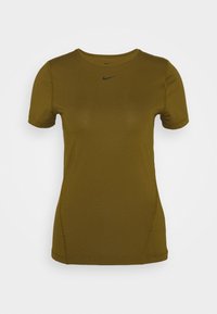 Camiseta deportiva de manga corta Nike de color verde oliva, con un diseño ajustado, tejido texturizado y un pequeño logo negro en el pecho.