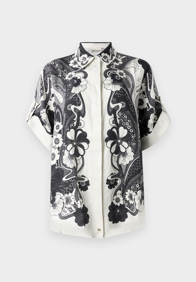 Korte ermer skjorte med knapper laget av lett stoff, med et svart og hvitt blomstermønster med intrikate detaljer og peko krage.