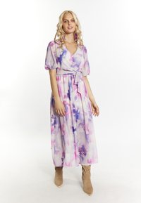 Rochie maxi dintr-un material ușor și transparent, cu un model în acuarelă în nuanțe de roz și violet. Dispune de mâneci bufante, un cordon la talie și detalii cu nasturi.