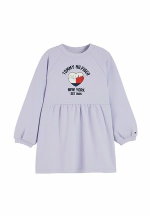 Długa sukienka w kolorze lawendy z marszczoną talią, logo Tommy Hilfiger i grafiką Nowego Jorku na piersi, ściągacze oraz okrągły dekolt.