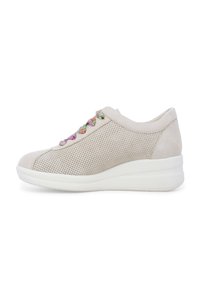 Scarpa sportiva beige con design perforato, punta arrotondata e suola platform bianca. Presenta lacci decorativi colorati e una texture liscia.