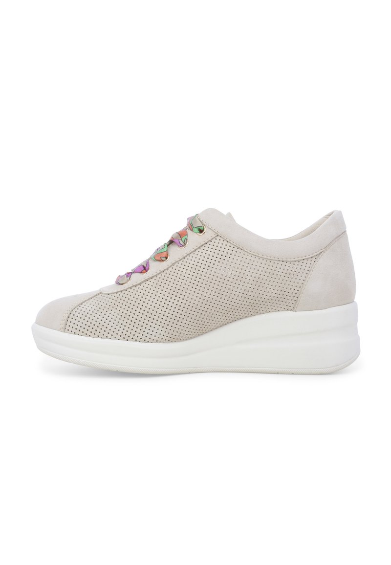 Scarpa sportiva beige con design perforato, punta arrotondata e suola platform bianca. Presenta lacci decorativi colorati e una texture liscia.