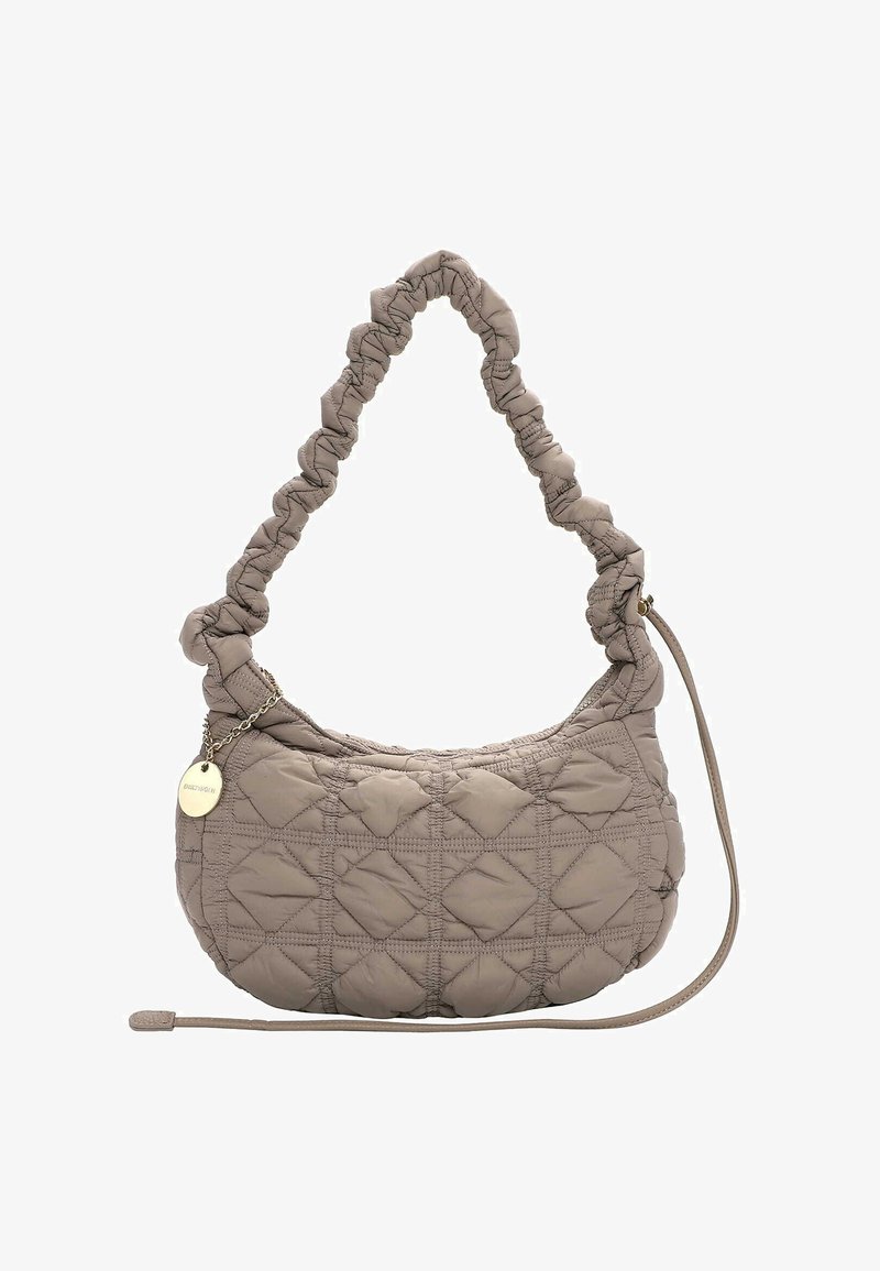 Quiltet beige skuldertaske med en rynket håndtag, der har en crossbody-rem og et lille metalmærke. Glat tekstur med diamantmønster.