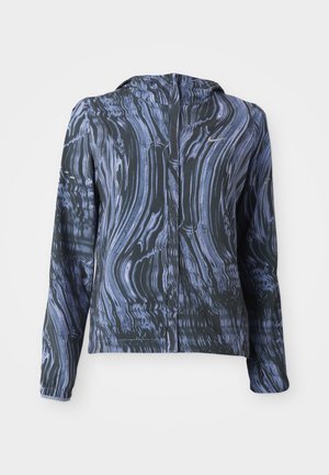 Chaqueta con capucha de manga larga en tonos negro y azul marmoleados para hombre, con cremallera frontal y sutil logotipo de Nike en el pecho, sobre fondo blanco.