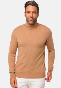 Hellbrauner Rollkragenpullover aus weichem Material, figurbetonter Schnitt mit langen Ärmeln, geripptem Kragen und Bündchen, glatte Textur.