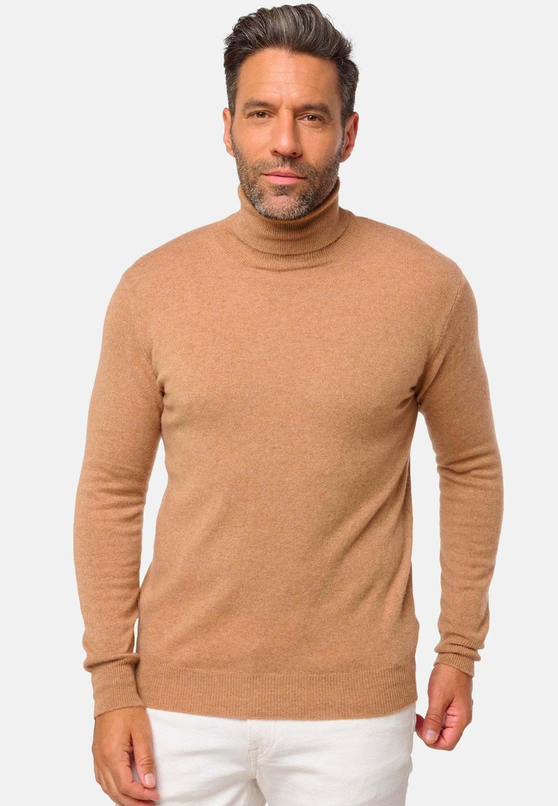 Hellbrauner Rollkragenpullover aus weichem Material, figurbetonter Schnitt mit langen Ärmeln, geripptem Kragen und Bündchen, glatte Textur.