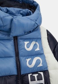 Guess COLOR-BLOCK OPTIK LOGO - Zimná bunda - mehrfarbig grundton blau