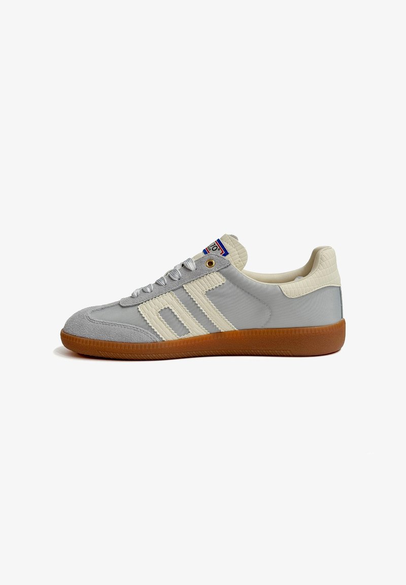 Sneaker grigie con tomaia in suede e sintetico, dettagli crema, design a tre strisce, lacci piatti e suola in gomma naturale. Pannello posteriore testurizzato.