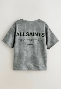 Šedé bavlnené tričko s voľným strihom, krátkymi rukávmi a veľkým čiernym textom na chrbte s nápisom "ALLSAINTS" a "LONDON."