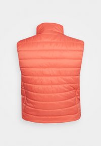 Colete puffer laranja com colarinho alto, apresentando padrões de acolchoamento horizontais e uma textura suave e brilhante. Vista de costas, design sem mangas.