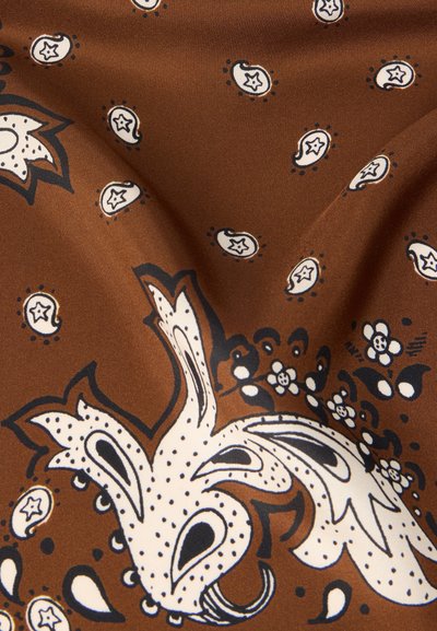 Καφέ ύφασμα με λευκά και μαύρα μοτίβα πεϊσλί και λουλουδιών, που περιλαμβάνει μικρές λεπτομέρειες σε σχήμα αστεριού μέσα στα μοτίβα πεϊσλί.