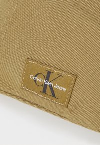 Calvin Klein Jeans SPORT ESSENTIALS WAISTBAG - Jostas soma - gothic olive