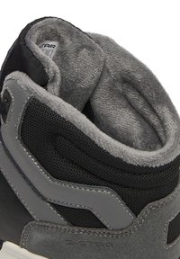 Mustmustega mustade šokolaadi ja hallide aktsentidega, pehme kaelaosaga, tekstuuriga ülemise osa ja mugava sisedaamiga. Nähtav G-Star bränd.